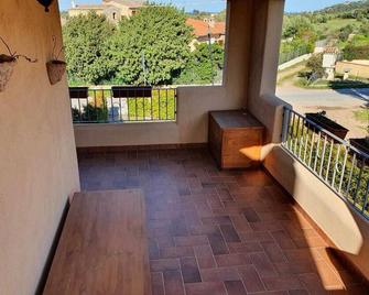 Lovely apartment with double private parking 5 minutes from the beach - San Teodoro - Balcony