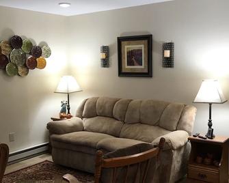 Cozy Tootss Country Home 3 Bedroom 2 Bath Home Nestled In The Country - Sault Ste. Marie - Living room