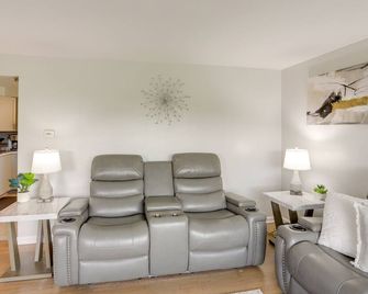 Swim, Bike and Fish Pet-Friendly Lorain Retreat! - Lorain - Sala de estar