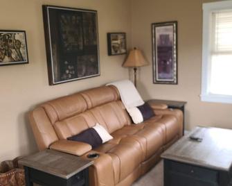 Charming 2-bedroom house with WiFi and AC in delightful Cheswick - Cheswick - Sala de estar
