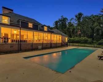 Pool estate with soccer field, sleeps 16 - Lithonia