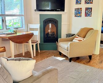 The Roost at The Southerner - Saugatuck - Living room