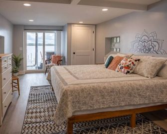Cozy on Cayuga | Lakefront | Hot Tub | Fire Pit - Seneca Falls - Спальня