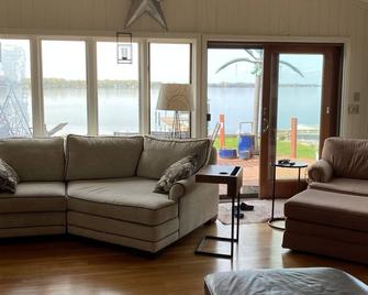 Cozy lakeside home on the western shore of Lake Winnebago. 40 min to Lambeau. - Neenah - Living room