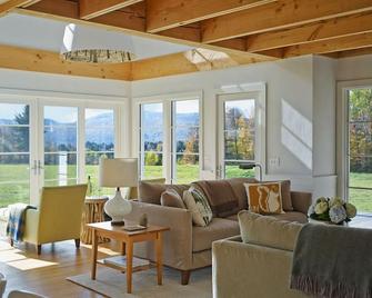 Modern Farmhouse on 25 Acres / Superb Views. - Rochester - Living room