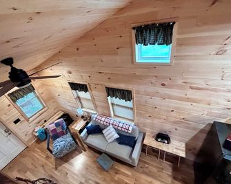 2BDR 3BD 1.5BA cabin located in the heart of the New River Gorge National Park - Fayetteville - Living room