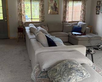 Charming 2-bedroom house in fabulous East Glacier Park with WiFi - East Glacier Park - Salon