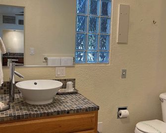 Desert Paradise - A Men's Clothing Optional Resort - Palm Springs - Baño