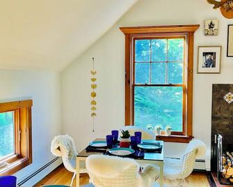 The Spruce Guesthouse: A Beautifully Renovated Contemporary Barn. - Chester - Jídelna