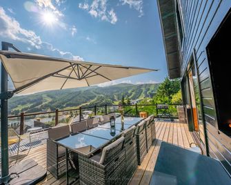 Chalet Le Falgoux ~ Panoramic view ~ Heart of resort - Besse-et-Saint-Anastaise - Balcon