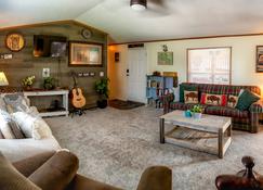 Thanksgiving, Christmas, Anytime With Us - Thermopolis River Walk Home - An Exceptional Wyoming Stay - Thermopolis - Living room