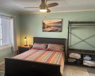 New! Surfside 13 - Cute & Pet-Friendly Lakefront Condo with Washer, Dryer, A/C and Gorgeous Beach! - Oscoda - Ložnice