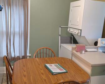Fully Furnished, Clean, Cozy ,1 Bedroom Duplex In Downtown Monroe, MI - Monroe - Dining room
