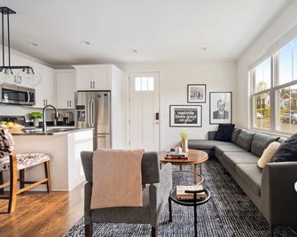 Hart Suite Buyout 1 by Avantstay Two Town House Buyout w/ Modern Amenities in Nashville! - Nashville - Oturma odası