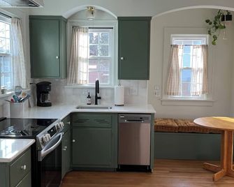 Historic Corner Cottage, 2 King, 1 Full Beds, Fireplace, Downtown Walkable - Greensburg - Cocina