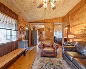 Snuggle up with your loved ones at Robin's Nest Cabin! - Broken Bow - Living room
