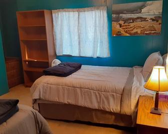 2-bedroom mobile home just 15 minutes to Bryce Canyon National Park - Henrieville - Bedroom