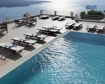 Tzekos Villas - Фіра - Басейн