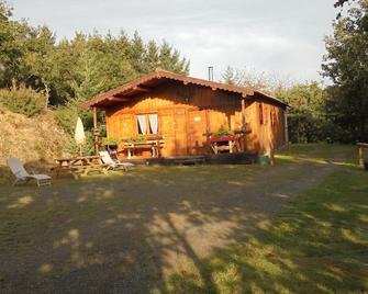 Chalet en Pleine Nature, à Proximité de Sentiers de Randonnées - Blesle - Patio