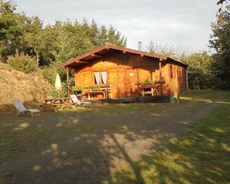 Chalet en Pleine Nature, à Proximité de Sentiers de Randonnées - Blesle - Patio