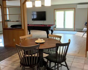 Morrisville's Fun House Spacious house with lots of entertainment - Morrisville - Comedor