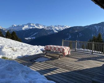 Les Saisies. Authentic alpine chalet sleeps 12, 500 m from lifts - Villard-sur-Doron - Balcon