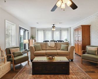 Venetian Garden Retreat with Arcade Games & Hot Tub - Gulfport - Living room