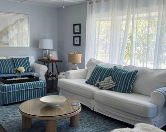 Overlook a Vineyard, Walk to the Beach, and only a Short Walk to Town - 5 Star! - Greenport - Living room