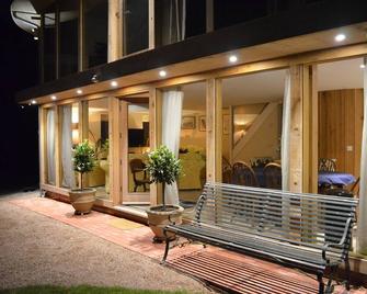 Three detached unique holiday lodges in the countryside but close to attractions - Exeter - Patio