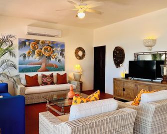 Panoramic Beachfront Villa - Secluded and Pristine Beach - Long Bay Village - Sala de estar