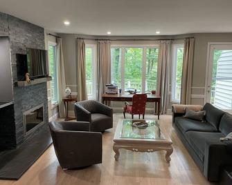 All New. Beautiful 3 Bedroom Town Home. - Nellysford - Living room