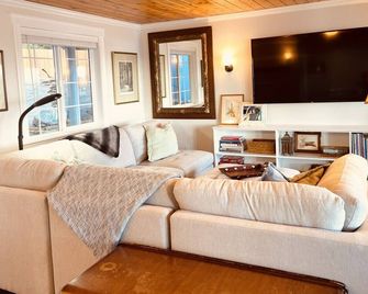 Puget Sound Chic Romantic Cottage with Private Beach Access & Gated Entry - Port Ludlow - Sala de estar