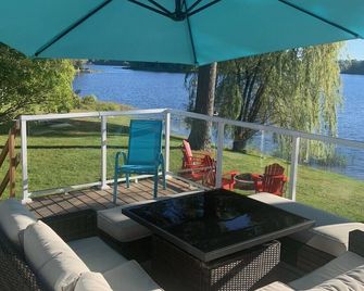 Beautiful Waterfront Cottage on Golden Lake - Killaloe - Patio