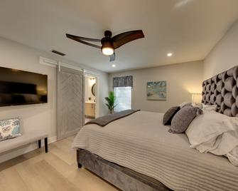 Tastefully remodeled pool home 7 minutes from the Siesta Key Beach - South Sarasota - Bedroom