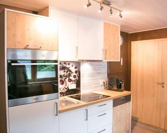 Ferienwohnung Schwarzwälder Kirschtorte, 50 qm, 2 Schlafzimmer, max. 4 Personen - Wolfach - Küche