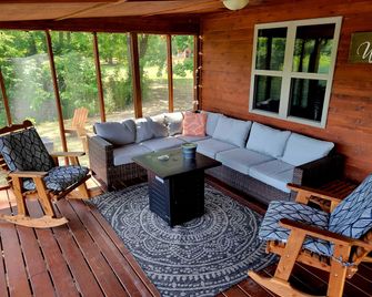 Peaceful Paradise: Cabin Getaway with Unmatched River Views in Arkansas - Calico Rock - Patio