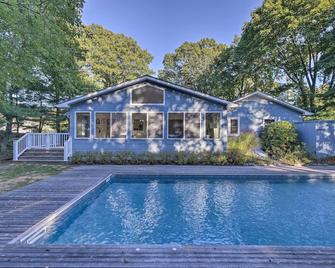 Luxe Westhampton Beach Home w/ Pool & Hot Tub - Westhampton Beach - Piscina