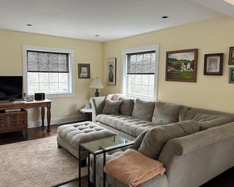 Enjoy pool time at our spacious home; minutes from the village of Millbrook! - Millbrook