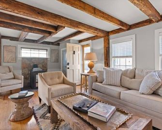 Circa 1789 Historic South End Downtown Home - Newburyport - Huiskamer