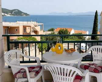 Apartments by the sea Igrane, Makarska - 17292 - Igrane - Balcón