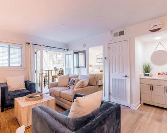 Coastal Luxe Villa by the Beach - Hilton Head Island - Living room