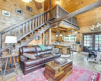 Mtn Views, Yard, and Fire Pit Multi-Level Cabin - Franklin - Living room
