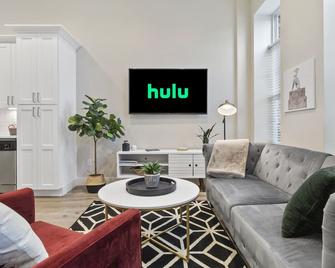 The Greyhound \'Chic Apt near Lake Michigan\' - Racine - Living room