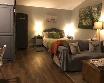 Lovely Wooden Lodge, views over an orchard, outside seating. - Chippenham - Bedroom