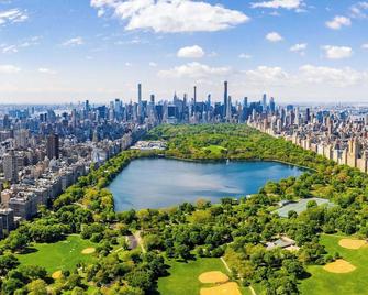 Stylish 3-bedroom House with Skylight and Access to Rooftop Deck and Patio - New York - Outdoors view