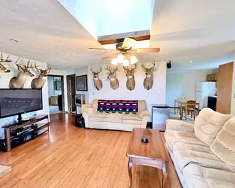 Skull Fork Creek Cottage and Hunting Lodge - Freeport - Living room