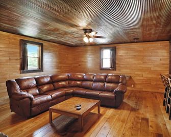 Wanderlust Suite - Rustic 2 Bed, 2 Bath Apt, King Beds! - 交界城 - 休閒室