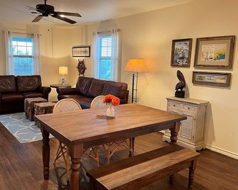 Beachfront Magnolia Beach House Steps from Pier / 2 Bdrm & 2 Bath / Boat Parking - Port Lavaca - Jídelna