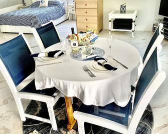 Walk To Dennisport Beaches 4 Min.Bars And Restaurants 2min Walk.Perfect Location - Dennis Port - Comedor