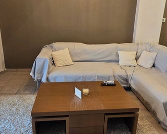 Your Business-Class Stay in the Heart of Larissa - Larissa - Living room